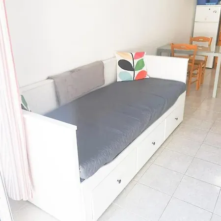 Apartment Lovely 1 Bed With Pool Near Amenities. *