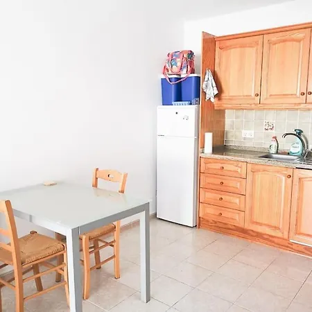 Lovely 1 Bed With Pool Near Amenities. *