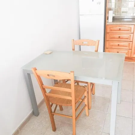 Lovely 1 Bed With Pool Near Amenities. *
