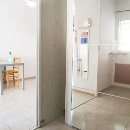 Apartment Lovely 1 Bed With Pool Near Amenities.