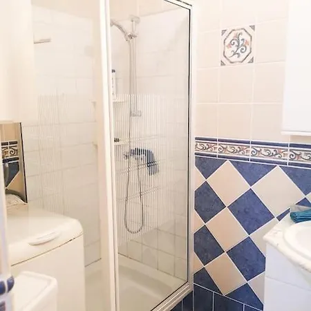 Lovely 1 Bed With Pool Near Amenities.