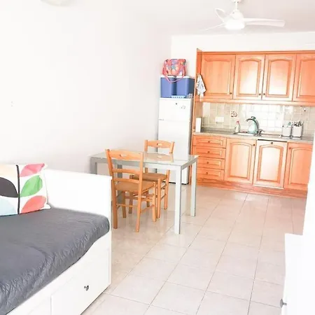 Lovely 1 Bed With Pool Near Amenities. Apartment
