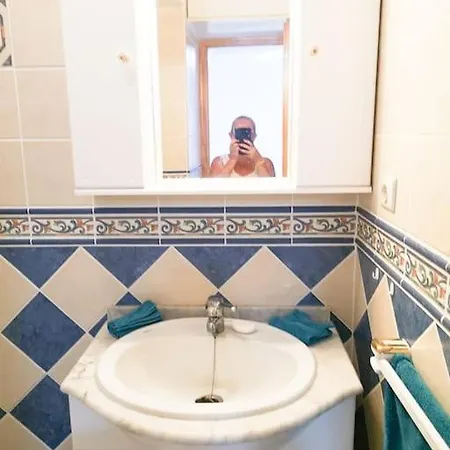 Apartment Lovely 1 Bed With Pool Near Amenities.